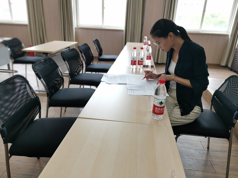 批改试卷1.jpg*
