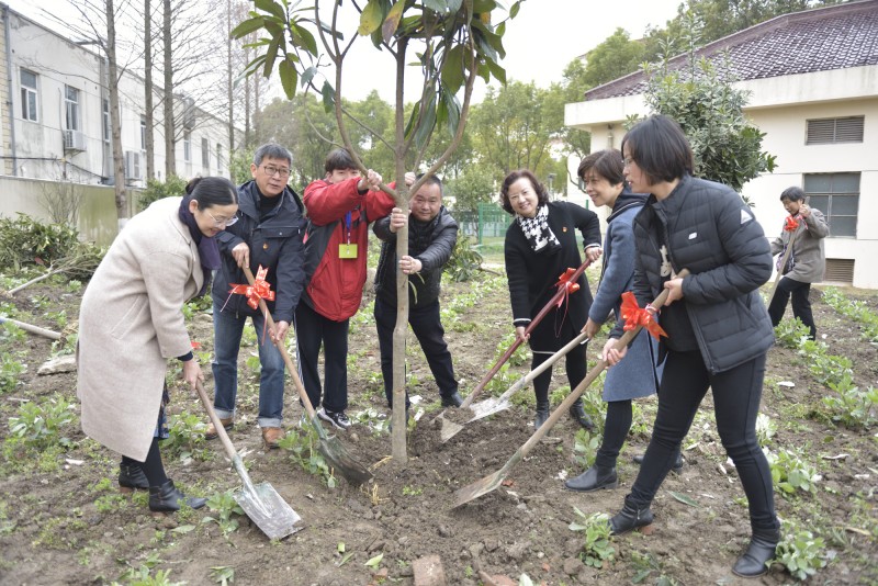 conew_校领导合影种树_030.jpg*